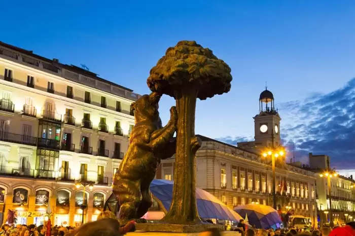 علامت مخصوص شهر مادرید؛ یک خرس و یک درخت