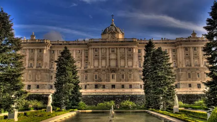 قصر سلطنتی اسپانیا در مادرید است